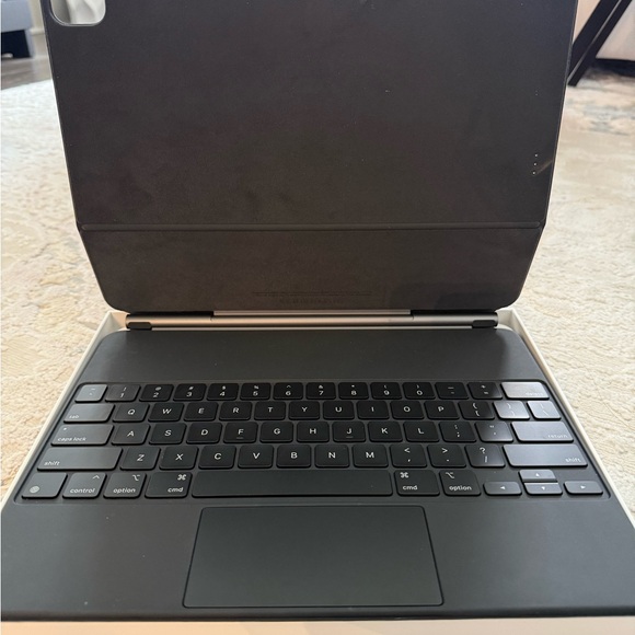 iPad Magic Keyboard (M2) - 12.9 inch - 4th/5th/6th Gen - Picture 3 of 6